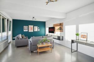 a living room with a couch and a table at Design-Apartment - Bochum Zentrum - 2 Balkons - 118m2 - Netflix in Bochum