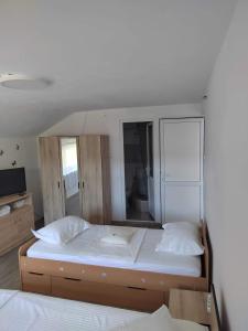 1 dormitorio con 1 cama grande y espejo en CasaMarinela, en Orşova