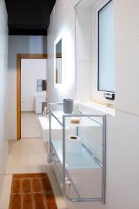 baño con estante de cristal y lavabo en Valletta Center Apartment, en La Valeta