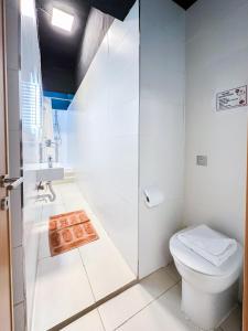uma casa de banho com um chuveiro, um WC e um lavatório. em Valletta Center Apartment em Valeta