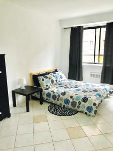 Łóżko lub łóżka w pokoju w obiekcie Stylish Montreal Apartment: Comfortable Stay in the Golden Square Mile