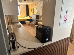 un soggiorno con una camera con un computer sul pavimento di Apartment Blue House - Old Town, AC a Bratislava