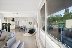 - un salon et une salle à manger avec une grande fenêtre dans l'établissement Design-Apartment - Bochum Zentrum - 2 Balkons - Wanne - 118m2 - Netflix, à Bochum