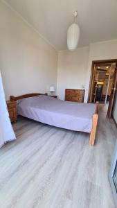 - une chambre avec un grand lit et du parquet dans l'établissement Spacious Condo 5 min to Jurmala Beach, à Jurmala