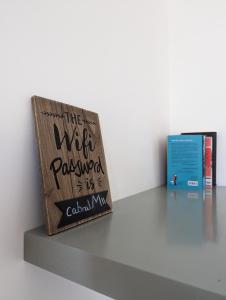 un libro sentado en un estante junto a un libro en Vila Cabral 1 Bed Apt - Wi-Fi & Air Con Included, en Sal Rei