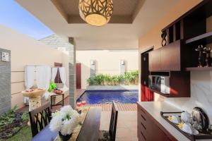 una cucina e un soggiorno con piscina di Flamingo Dewata Pool Villa Uluwatu a Uluwatu