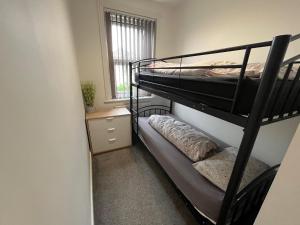 Poschodová posteľ alebo postele v izbe v ubytovaní Jefferson Avenue Apartment
