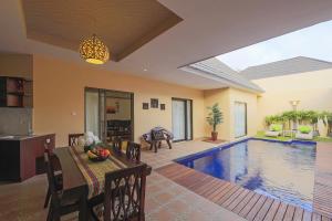 una villa con piscina in un soggiorno di Flamingo Dewata Pool Villa Uluwatu a Uluwatu