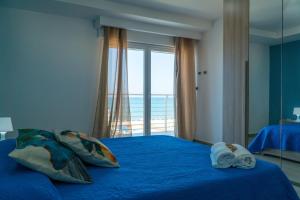 Ένα ή περισσότερα κρεβάτια σε δωμάτιο στο Laguna Blu Apartment - Panoramic View, Very close to the beach
