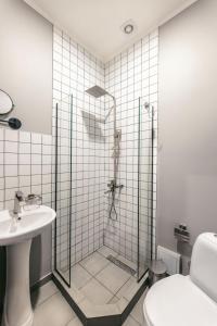 W łazience znajduje się prysznic, toaleta i umywalka. w obiekcie Salve w mieście Tbilisi City