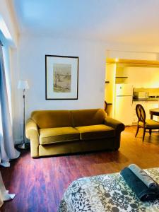 sala de estar con sofá y cocina en Stylish Montreal Apartment: Comfortable Stay in the Golden Square Mile, en Montreal