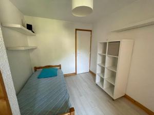 - une petite chambre avec un lit et un placard dans l'établissement Maison Ste Foy Tarentaise, à Sainte-Foy-Tarentaise