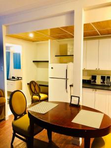 cocina y comedor con mesa y sillas en Stylish Montreal Apartment: Comfortable Stay in the Golden Square Mile, en Montreal