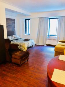 sala de estar con cama y sofá en Stylish Montreal Apartment: Comfortable Stay in the Golden Square Mile, en Montreal