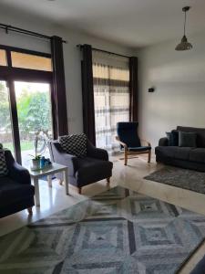 Posezení v ubytování Luxurious Apartment in Mivida with Pool/Gym Access