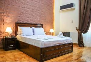 Posteľ alebo postele v izbe v ubytovaní Royal city hotel Cairo Caca