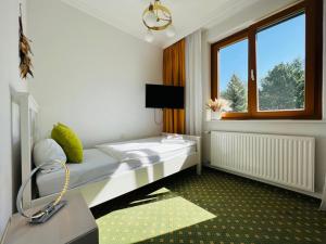 Kleines Zimmer mit einem Bett und einem Fenster in der Unterkunft Dorfpension Mariahilfberg in Gutenstein