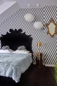 a bedroom with a black bed and a checkered wall at Sielanka in Ustroń