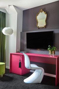 a living room with a pink console and a tv at Sielanka in Ustroń