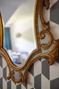 ウストロンにあるSielankaの室内の装飾鏡