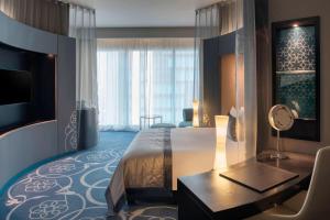 Una cama o camas en una habitación de W Doha