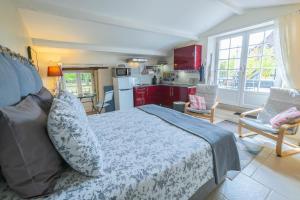 een slaapkamer met een bed en een keuken bij La Terrasse - A Peaceful Place in the Forest in Concots