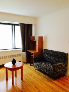 een woonkamer met een bank en een tafel bij Stylish Montreal Apartment: Comfortable Stay in the Golden Square Mile in Montreal
