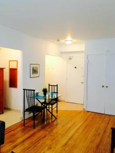 een eetkamer met een tafel en stoelen in een kamer bij Stylish Montreal Apartment: Comfortable Stay in the Golden Square Mile in Montreal