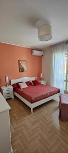 um quarto com uma grande cama vermelha num quarto em Case Gioto e Bellavista em Passignano sul Trasimeno