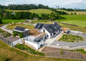 VolfířovUbytování v soukromí v Šachu的装有太阳能电池板的房屋的鸟瞰图