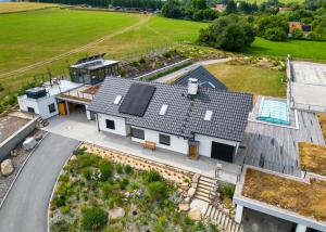 VolfířovUbytování v soukromí v Šachu的屋顶房屋的空中景致