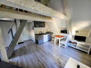 Kuchyň nebo kuchyňský kout v ubytování Klimatyczne studio z antresola - Stare Miasto Hvile Stay