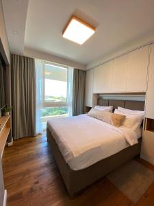 Un dormitorio con una cama grande y una ventana en neot golf kz place en Caesarea