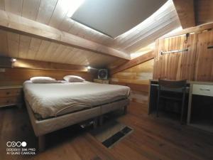 een slaapkamer met een bed in een houten hut bij La Laouze - Small wooden house Eco-Low-tech in Rogues