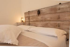 A bed or beds in a room at Torre della Botonta