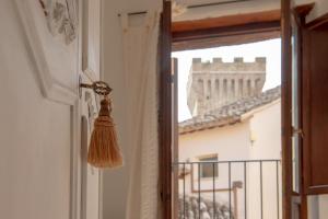 Castel RitaldiにあるTorre della Botontaの窓の扉から吊るされた器