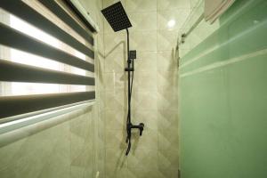 eine Dusche mit Duschkopf im Bad in der Unterkunft Kayla's Court Apartments in Accra