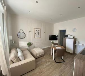 ein Wohnzimmer mit Sofa und Tisch in der Unterkunft Apartment 229 in Dortmund
