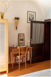 a room with a table and a chair and a door at la casa degli Archi in Pesaro