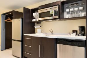 Kuchyň nebo kuchyňský kout v ubytování Home2 Suites by Hilton Fort St. John