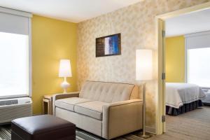 Postel nebo postele na pokoji v ubytování Home2 Suites by Hilton Fort St. John