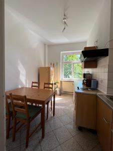 una cocina con mesa de madera y sillas. en Sweet Home Inside Dresden Rooms, en Dresden