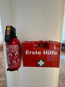 une bouche d'incendie rouge est fixée à une paroi dans l'établissement Sweet Home Inside Dresden Rooms, à Dresde