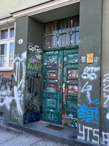un immeuble avec graffiti sur son côté dans l'établissement Sweet Home Inside Dresden Rooms, à Dresde