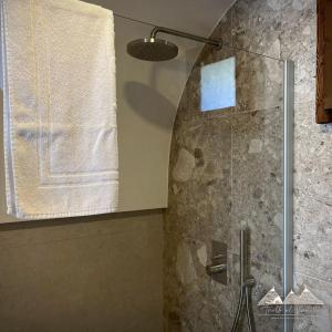 ein Bad mit einer Dusche mit Glasdusche in der Unterkunft Trullo al vicoletto al civico 10, civico 8, civico 7 in Alberobello