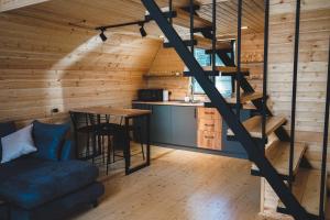 卡兹贝吉Misty Rocks Kazbegi的一间客厅,在小屋内设有一个螺旋楼梯
