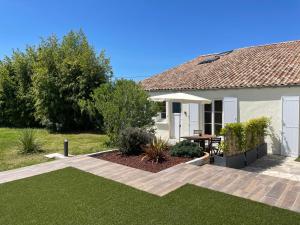 Zahrada ubytování Gite confortable avec terrasse et piscine