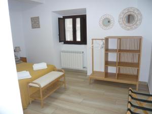 a living room with a table and a shelf at Albergue El Paso in Vega de Valcarce
