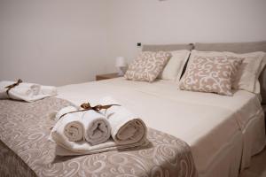 Un dormitorio con una cama con una toalla. en Casa Madoro en Grottaglie