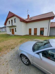 a car parked in front of a house at Ogrodowe Noclegi in Pelczyce